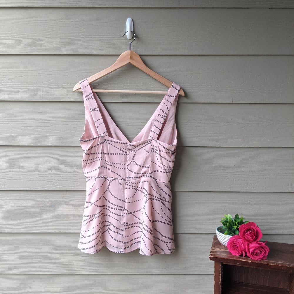 🌹 CAbi V Neck Tank - Picture 3 of 7